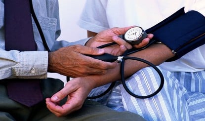 Health Tips: ‘Silent Killer’ बन रहा High BP, जानें इसके खतरनाक Symptoms और बचाव के आसान उपाय