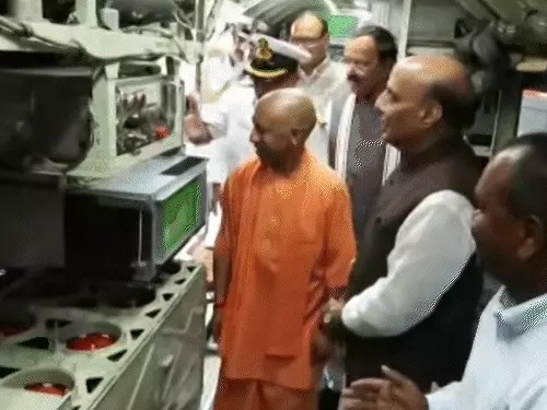 योगी, रक्षामंत्री के साथ युद्धपोत के अंदर गए:लखनऊ में राजनाथ सिंह ने CM की तारीफ की, कहा- जिस तरह यूपी को संभाला, वह मिसाल