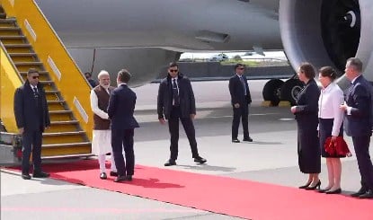 Gripen Jets की सुरक्षा में Sweden पहुंचे PM Modi, PM Ulf Kristersson ने किया भव्य स्वागत