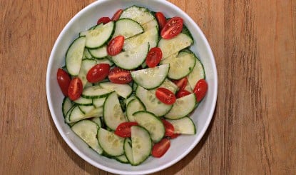 Health Tips: रात में दही और सलाद खाना पड़ सकता है भारी, जानें आयुर्वेद क्या कहता है