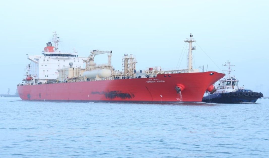 भारत पहुंचा रहस्यमयी LNG जहाज, सिग्नल ऑन होते ही दुनिया में मचा तहलका