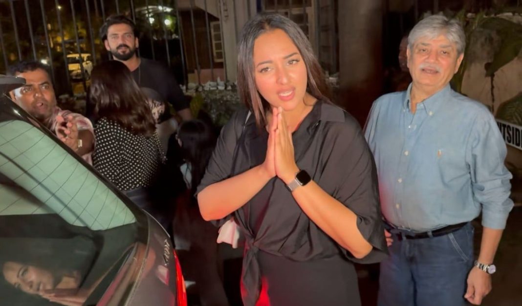 Family Dinner के बाद Paparazzi पर भड़कीं Sonakshi Sinha, बोलीं- ‘बस हो गया… थैंक यू’