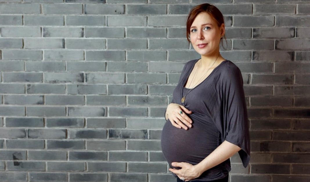 Pregnancy Care: प्रेग्नेंसी में पानी की कमी बन सकती है खतरनाक, मां और बच्चे दोनों पर पड़ता है असर