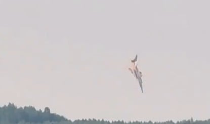Russia Tu-22M3 Bomber Crash: साइबेरिया में ट्रेनिंग उड़ान के दौरान गिरा रूसी बॉम्बर, सामने आया वीडियो