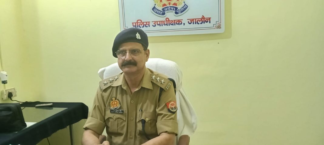 जालौन के नए पुलिस क्षेत्राधिकारी बने अजय कुमार सिंह, बोले— हर पीड़ित को मिलेगा न्याय, अपराधियों पर होगी सख्त कार्रवाई* जालौन। जनपद जालौन में पुलिस क्षेत्राधिकारी (सीओ) के रूप में अजय कुमार सिंह ने कार्यभार ग्रहण कर लिया है। उन्होंने पूर्व सीओ शैलेंद्र वाजपेई के स्थानांतरण के बाद पदभार संभाला। श्री सिंह इससे पहले अयोध्या में अपनी सेवाएं दे रहे थे। कार्यभार ग्रहण करने के बाद पत्रकारों से बातचीत में सीओ अजय कुमार सिंह ने कहा कि उनकी पहली प्राथमिकता शासन की मंशा के अनुरूप आमजन को त्वरित एवं निष्पक्ष न्याय दिलाना होगी। उन्होंने कहा कि थाने पर आने वाले प्रत्येक पीड़ित की शिकायत को गंभीरता से सुना जाएगा तथा उसके गुणवत्तापूर्ण निस्तारण के लिए प्रभावी कार्रवाई सुनिश्चित की जाएगी। उन्होंने कहा कि महिलाओं से जुड़े अपराध, बाल अपराध, साइबर अपराध तथा कानून-व्यवस्था बनाए रखना उनकी सर्वोच्च प्राथमिकताओं में शामिल रहेगा। किसी भी प्रकार के अपराध या अपराधी के प्रति पुलिस की नीति पूरी तरह सख्त रहेगी और कानून का उल्लंघन करने वालों के विरुद्ध निष्पक्ष एवं प्रभावी कार्रवाई की जाएगी। सीओ अजय कुमार सिंह ने कहा कि पुलिस और जनता के बीच बेहतर संवाद स्थापित किया जाएगा, जिससे लोगों का पुलिस पर विश्वास और मजबूत हो। उन्होंने आम नागरिकों से भी कानून-व्यवस्था बनाए रखने में पुलिस का सहयोग करने की अपील की। नवनियुक्त क्षेत्राधिकारी के आगमन से पुलिस महकमे में नई ऊर्जा का संचार माना जा रहा है। लोगों को उम्मीद है कि उनके नेतृत्व में क्षेत्र में कानून-व्यवस्था और अधिक मजबूत होगी तथा अपराध नियंत्रण की दिशा में प्रभावी कदम उठाए जाएंगे।