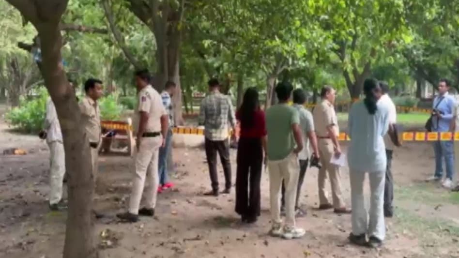 दिल्ली के पार्क में दिनदहाड़े चाकूबाजी: छेड़खानी का विरोध करने पर युवक की हत्या, युवती गंभीर घायल