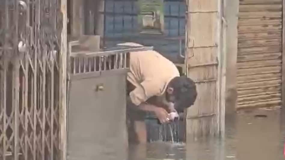 नाले के गंदे पानी से धोई चाय की केतली! Viral Video देख भड़के लोग, रेलवे प्रशासन पर उठे सवाल