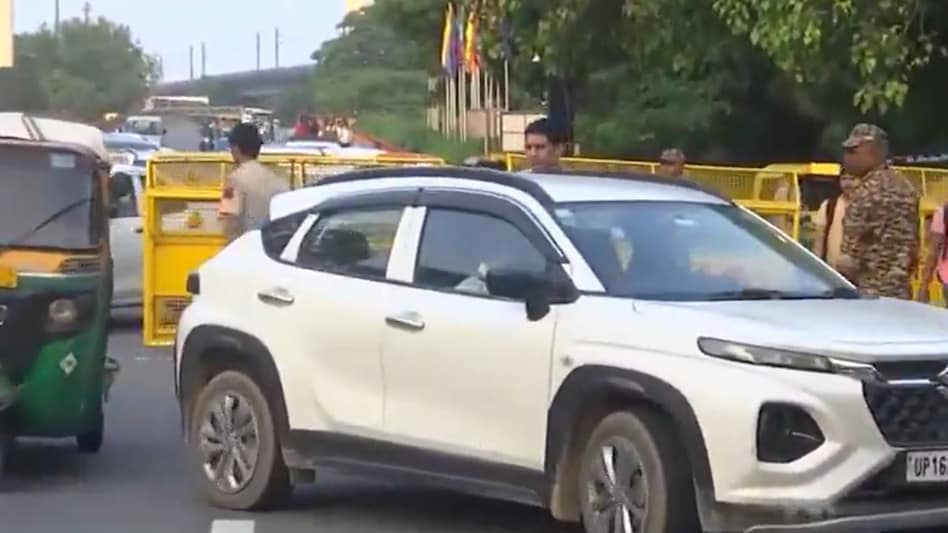 Delhi Traffic Advisory: आज 6 घंटे इन रास्तों पर नहीं चलेंगी गाड़ियां, Independence Day Rehearsal के चलते ट्रैफिक डायवर्ट