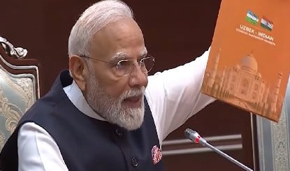 उज्बेकिस्तान में PM मोदी ने उठाई भगवा किताब! अंदर लिखी बात ने खींचा सबका ध्यान
