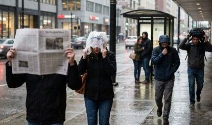 अचानक आई बारिश और पास में नहीं है Umbrella? सुरक्षित रहने और Mobile-Electronic सामान बचाने के 3 Smart Tips
