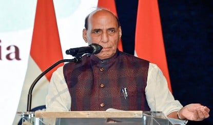 Vande Mataram पर सियासी घमासान! Rajnath Singh का Congress पर हमला, 1937 के फैसले को बताया निंदनीय