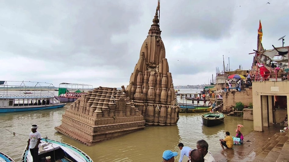 काशी में गंगा का बढ़ता जलस्तर: पानी में समाया 9 डिग्री झुका रत्नेश्वर महादेव मंदिर, घाटों का संपर्क टूटा