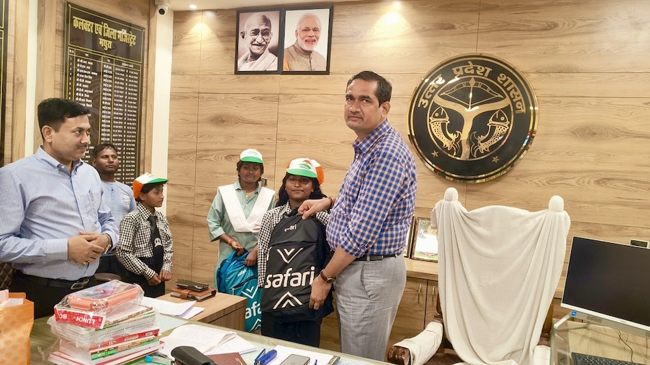 कांवड़ लेकर भोलेनाथ से मांगी फीस माफी की मन्नत, सोशल मीडिया पर पहुंची बात तो DM ने बदल दी 4 बच्चों की जिंदगी