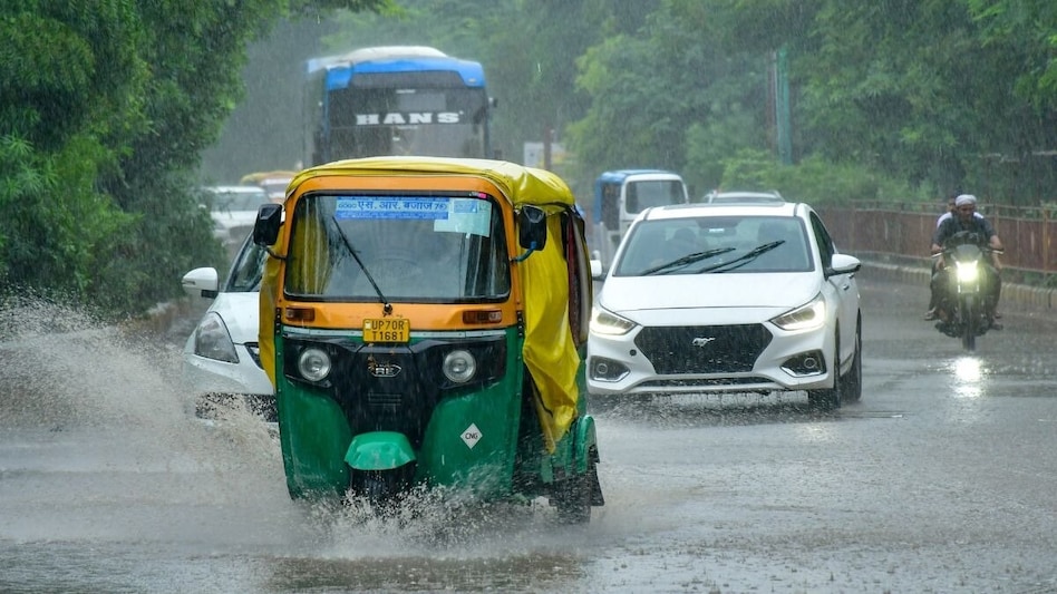 Delhi-NCR Weather: सुबह-सुबह झमाझम बारिश से बदला मौसम, दिल्ली-नोएडा समेत कई शहरों के लिए येलो अलर्ट जारी