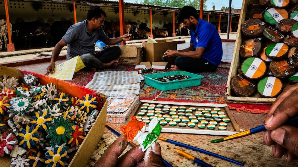 सहारनपुर में अनोखी पहल! गोबर से बन रहे तिरंगा बैज और तुलसी वाली राखियां, सिर्फ ₹10 में देशभक्ति के साथ पर्यावरण संरक्षण