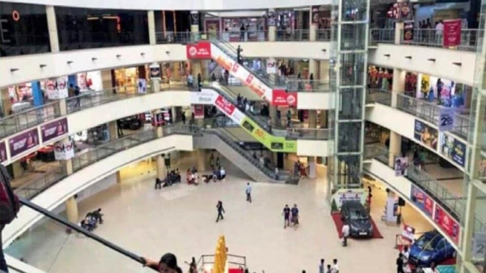 दिल्ली के मॉल की छत पर पहुंची 20 साल की महिला, कूदने की कोशिश से मचा हड़कंप