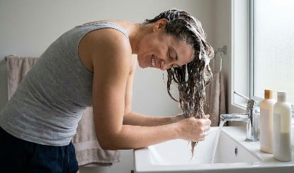 Hair Care Tips: बाल धोते समय इन गलतियों से बचें, शैंपू और कंडीशनर का सही इस्तेमाल बनाए रखेगा बालों की सेहत