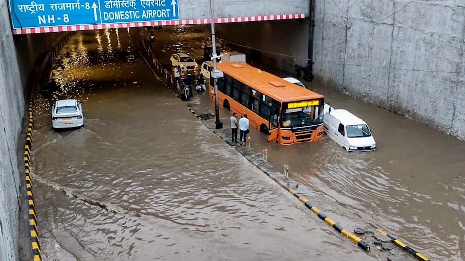 दिल्ली-NCR में झमाझम बारिश से हाहाकार! कई इलाकों में जलजमाव, IMD ने भारी बारिश की चेतावनी