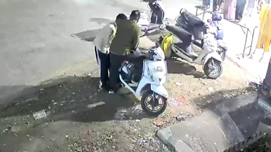 स्कूटी की डिक्की में थे ₹9.50 लाख! कपड़े खरीदने गया कारोबारी, पीछे से चोरों ने उड़ा दी नकदी
