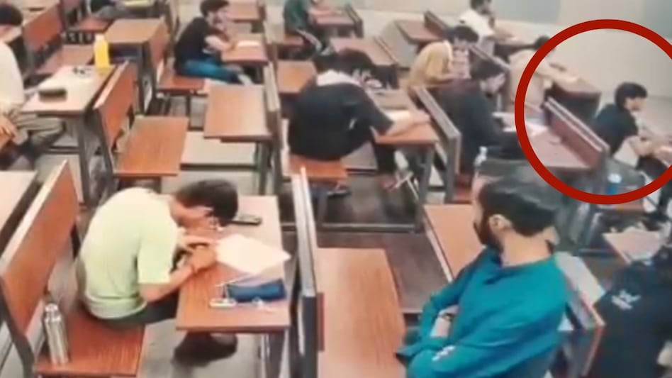 मोबाइल देखकर परीक्षा दे रहा था साहिल, तभी पहुंचे प्रोफेसर! IIT बॉम्बे परीक्षा केंद्र का CCTV सामने