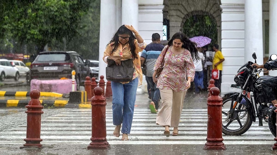 दिल्ली-NCR में मौसम ने ली करवट! झमाझम बारिश के बीच IMD का रेड अलर्ट, लोगों को सतर्क रहने की सलाह