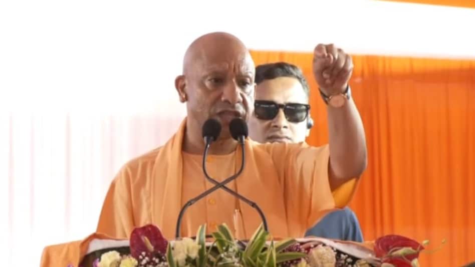 फर्रुखाबाद में बाढ़ पीड़ितों के बीच पहुंचे CM योगी, 96 लोगों को ₹1.20 लाख के चेक और 1000 घरों को राहत किट