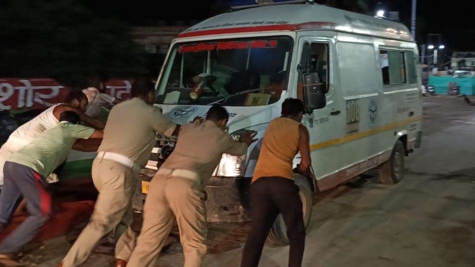 चित्रकूट में बीच रास्ते बंद हुई 108 एंबुलेंस, ट्रैफिक सिपाही ने बाइक से पहुंचाया नवजात