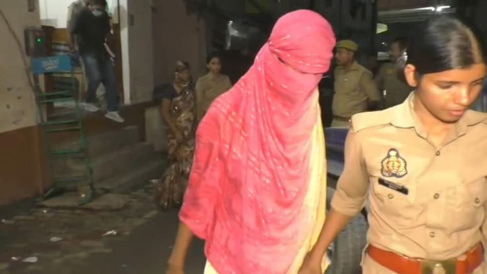 वाराणसी के गेस्ट हाउस में पुलिस की छापेमारी, 4 महिलाएं और 3 युवक पकड़े गए; आपत्तिजनक सामग्री बरामद