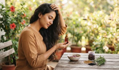 घर पर बनाएं Hibiscus Hair Serum, डैमेज और दोमुंहे बालों से मिलेगी राहत! जानें बनाने का आसान तरीका