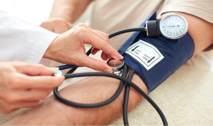 Health Tips: दवा लेने के बाद भी क्यों बढ़ता है हाई BP? हार्ट और किडनी को नुकसान से बचाने के लिए इन गलतियों से रहें दूर