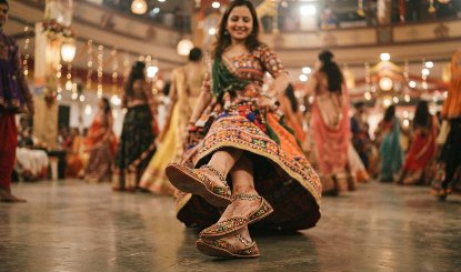 Navratri Garba में Footwear की गलती पड़ सकती है भारी! पूरी रात डांस करने से पहले जान लें ये जरूरी टिप्स