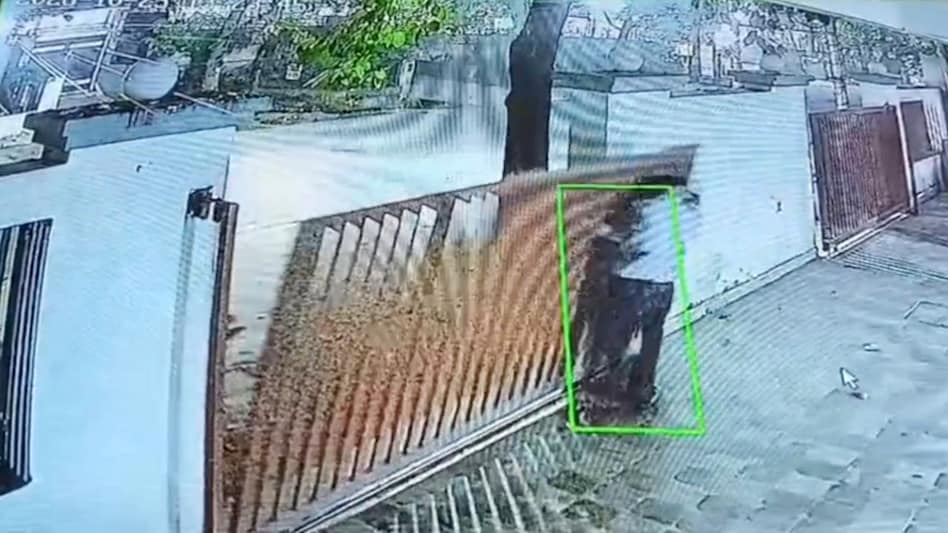 कानपुर में दर्दनाक हादसा! 4 क्विंटल का लोहे का गेट सिक्योरिटी गार्ड पर गिरा, CCTV में कैद हुई मौत की घटना