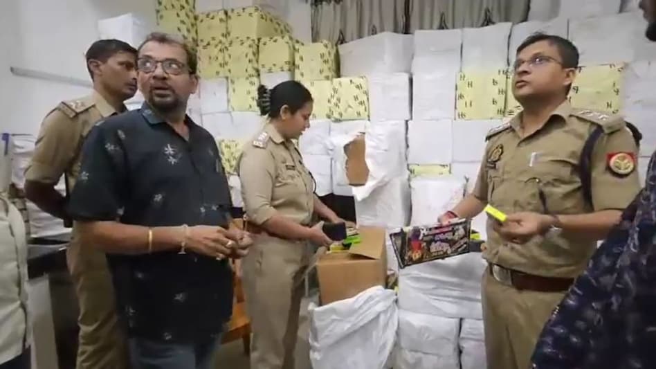 वाराणसी में मकान के अंदर मिला 30 क्विंटल पटाखों का जखीरा, पुलिस की छापेमारी से मची अफरा-तफरी