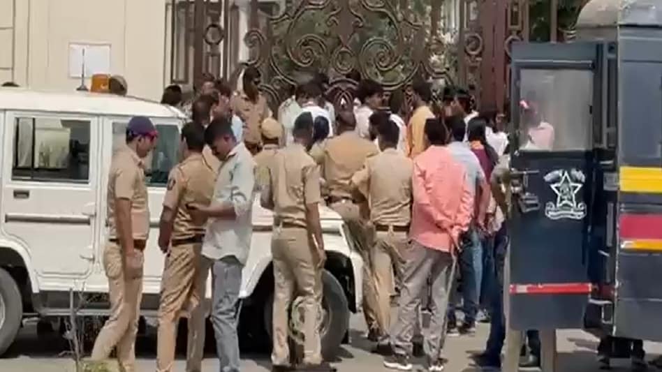 नागपुर के सिम्बायोसिस लॉ कॉलेज में प्रोफेसर पर छात्रा को अश्लील मैसेज भेजने का आरोप, VHP का प्रदर्शन